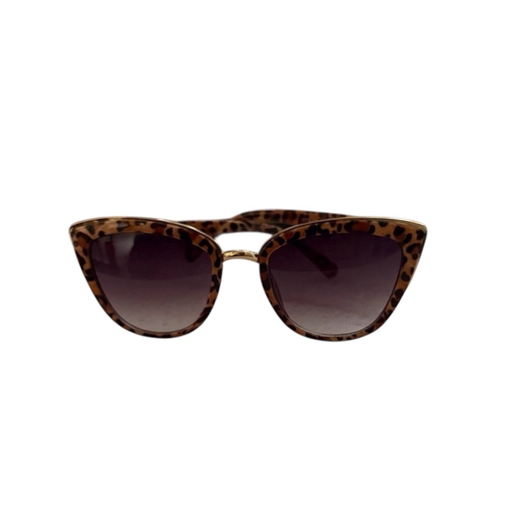 Chic Leopard Print Sunglasses with Gold Detail